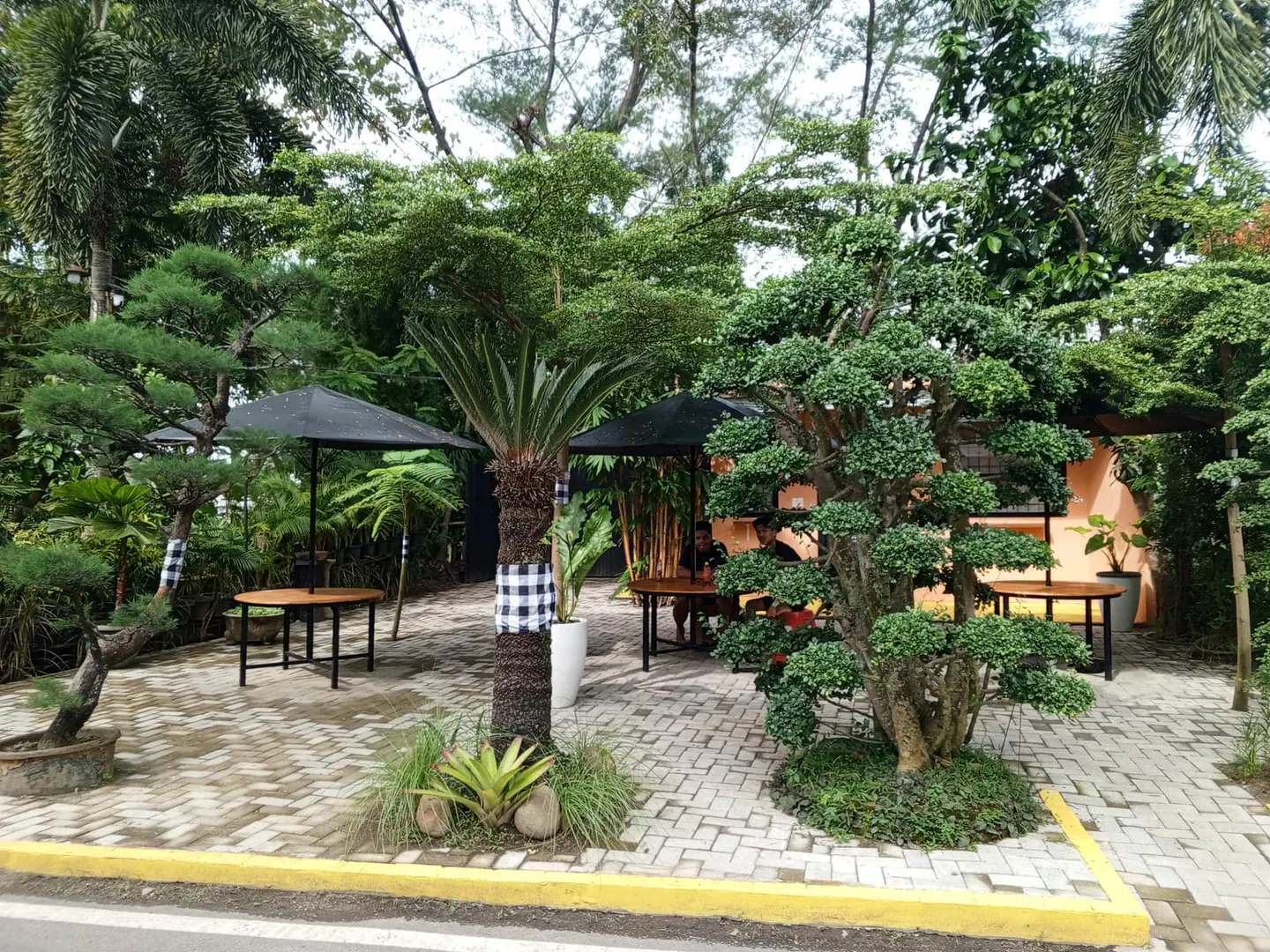 Bamboo Bali Cafe, foto 1 dalam rute Trail 1 Tepian Sungai Deli