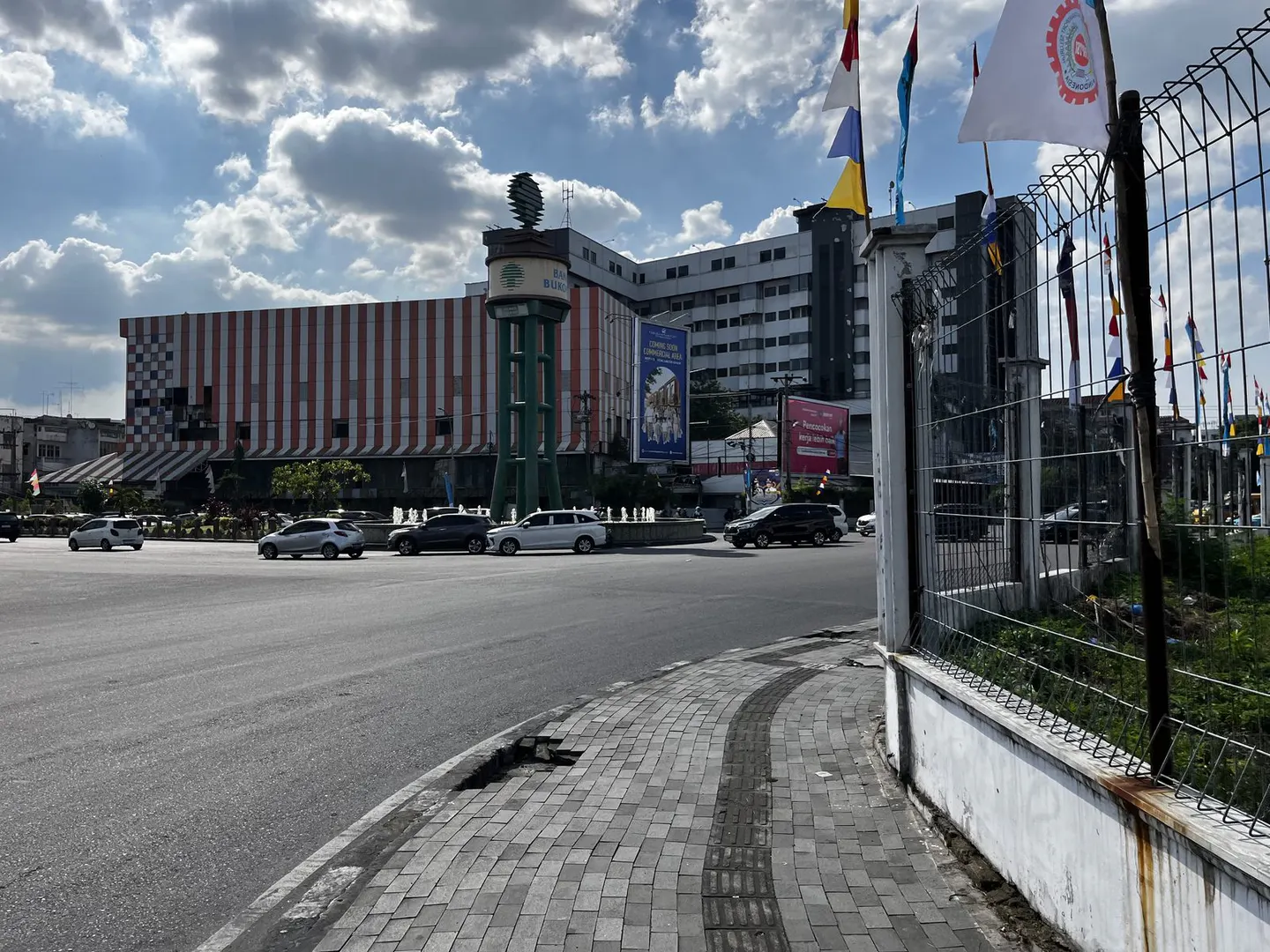 Tugu Jl. Gatot Subroto, thumbnail 2